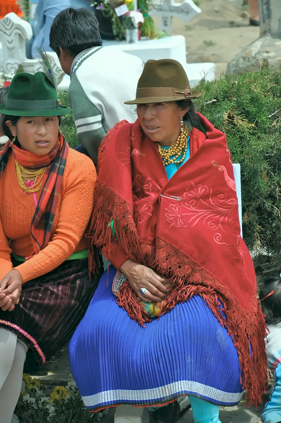 Due donne in abiti tradizionali con cappello di feltro e collane dorate