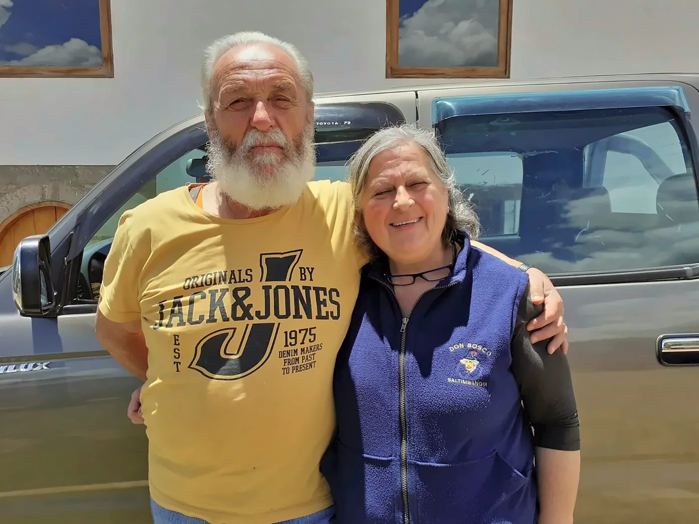 Peppo e Adriana Piovanelli sorridenti davanti al loro pick-up
