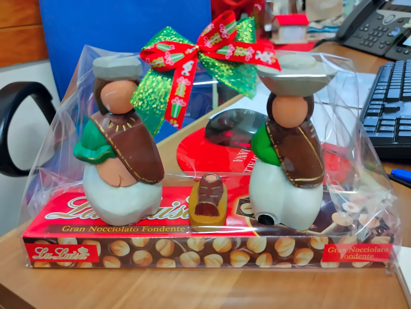 Presepe andino in terracotta dipinta con una tavoletta di cioccolato