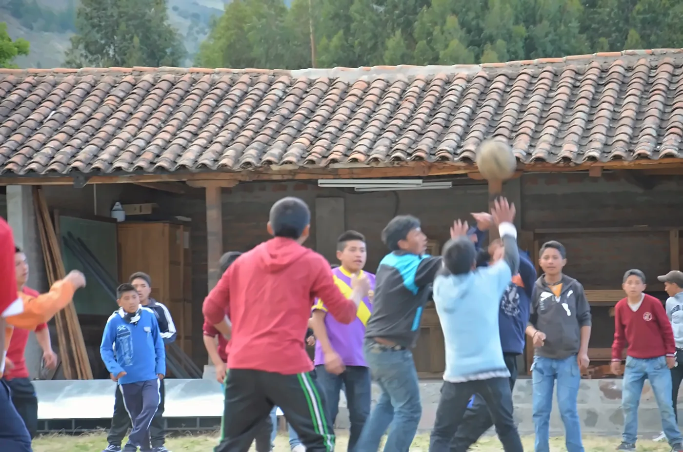 Ragazzi che giocano a pallavolo davanti a un portico